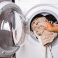 タオルをドラム式洗濯機に入れる