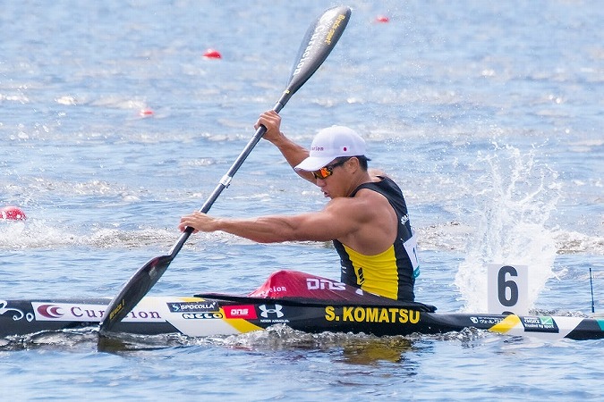 小松正治選手がカヌーを漕いでいる画像