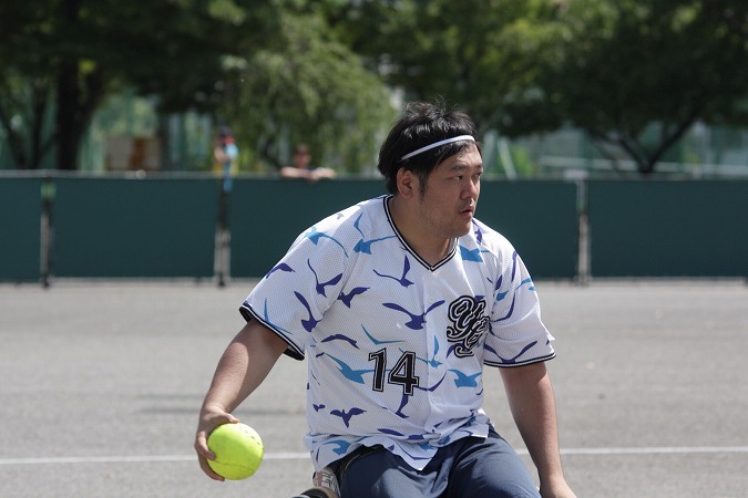 齋藤尚徳選手のソフトボールプレー画像