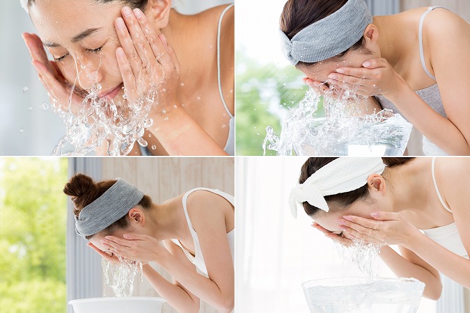 洗面所で顔を洗っている女性