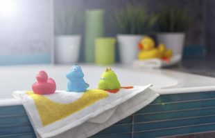 お風呂場に置いてあるタオルと人形